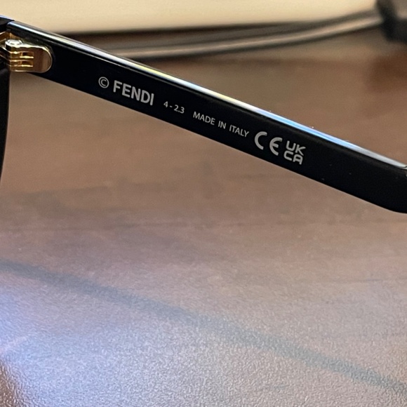 Fendi Sunglasses FE40029U - Picture 5 of 10